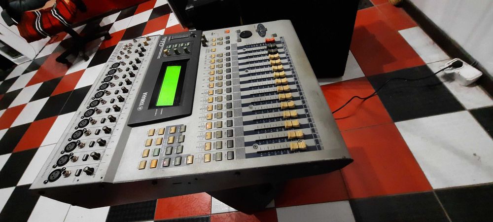 24-канальны цифровой микшер Yamaha 01 V