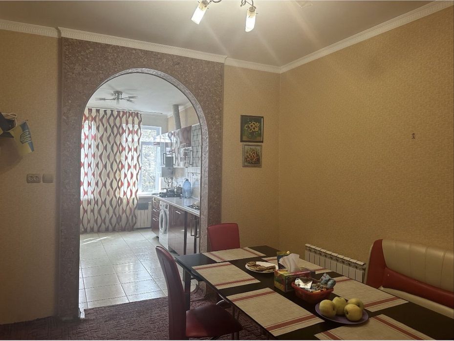 Квартира з окремим входом.