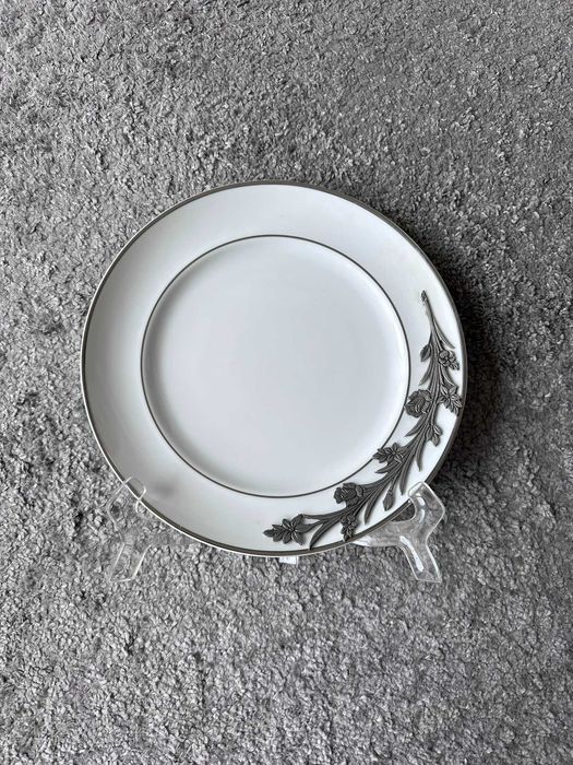 Bule / Cafeteira de Porcelana com Prato e Aplicações em Estanho - Claud'Arte