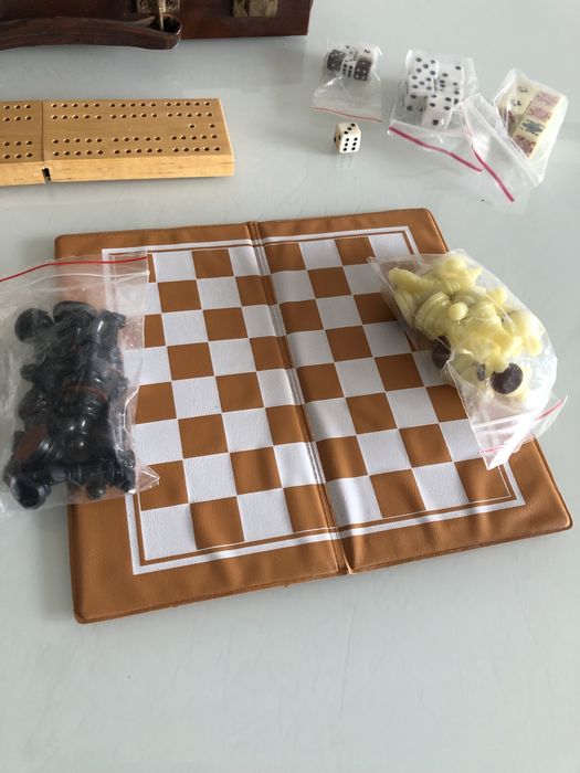 Mala com varios jogos antiga