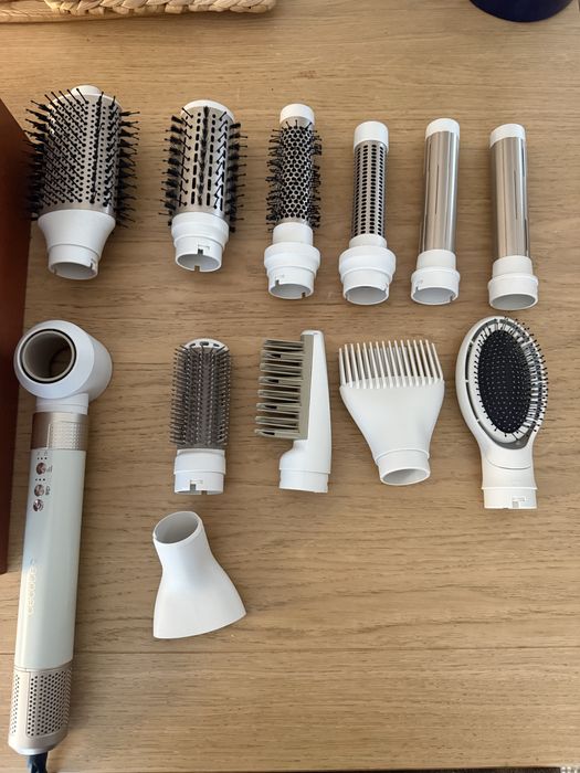 Modelador e Secador Cecotec com 12 acessorios diferentes