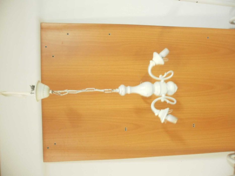 Candeeiro e teto antigo