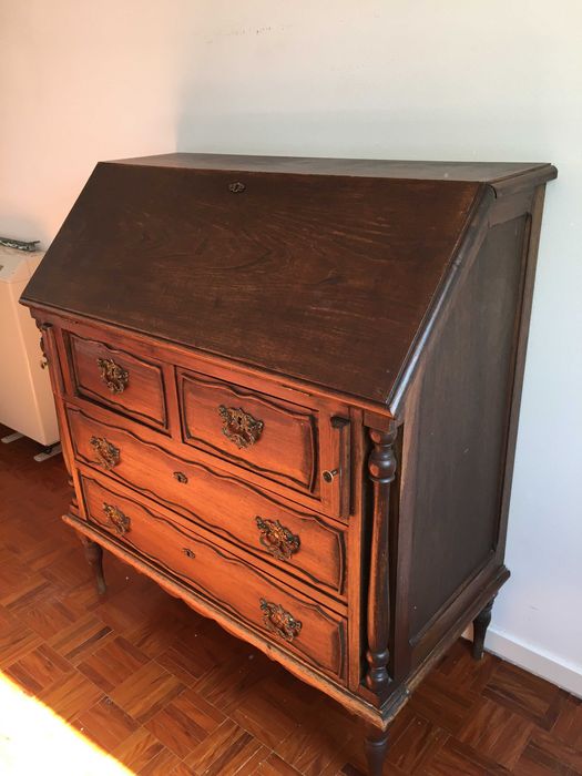 Escrivaninha de madeira