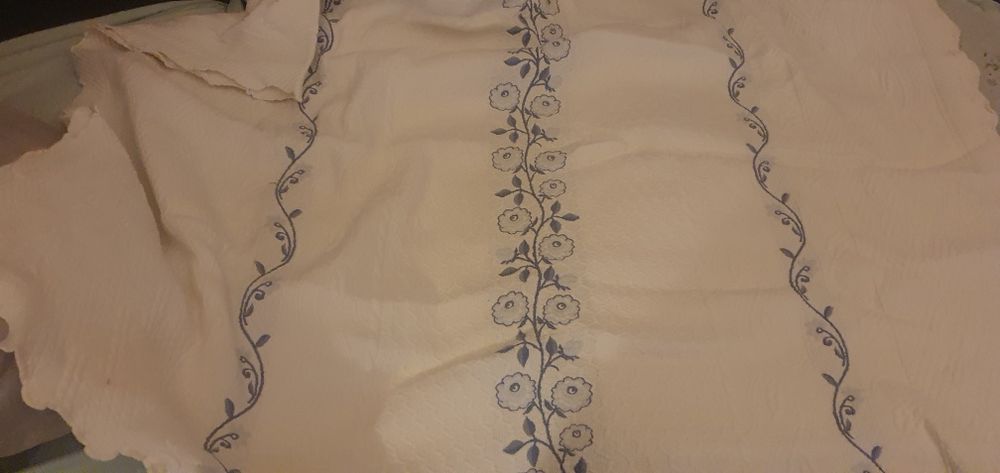 Colcha cm nova tons branca e azul