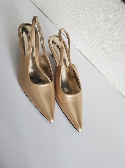 Нові жіночі слінгбеки від Zara в Gold  кольорі.