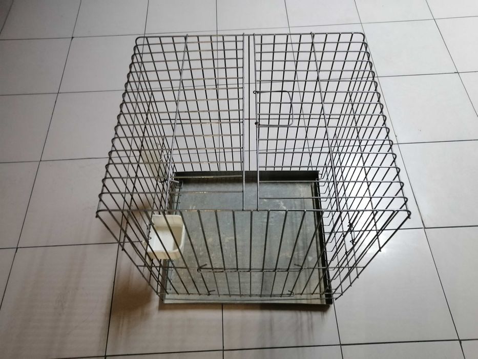 Gaiola em metal com pouco uso