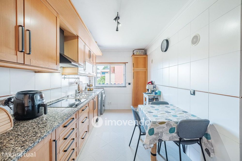 Apartamento T3 com estacionamento e cozinha equipada, em Tercena