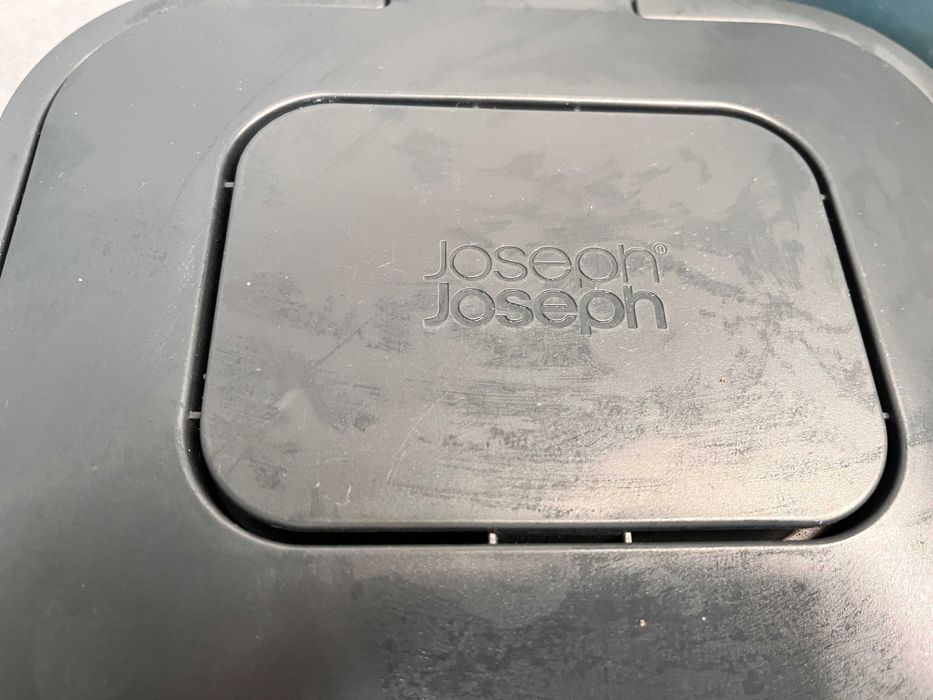 Ciemnoszary pojemnik na odpadki organiczne Joseph Joseph BIO 4 l