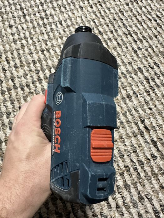 Ударний гайковерт бош