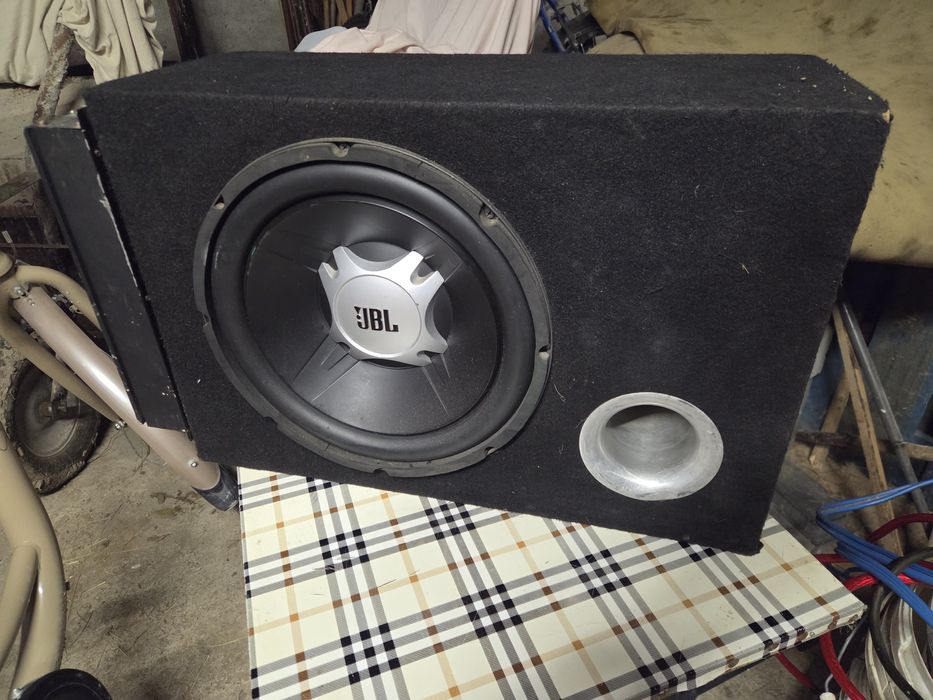 Subwoofer JBL samochodowy