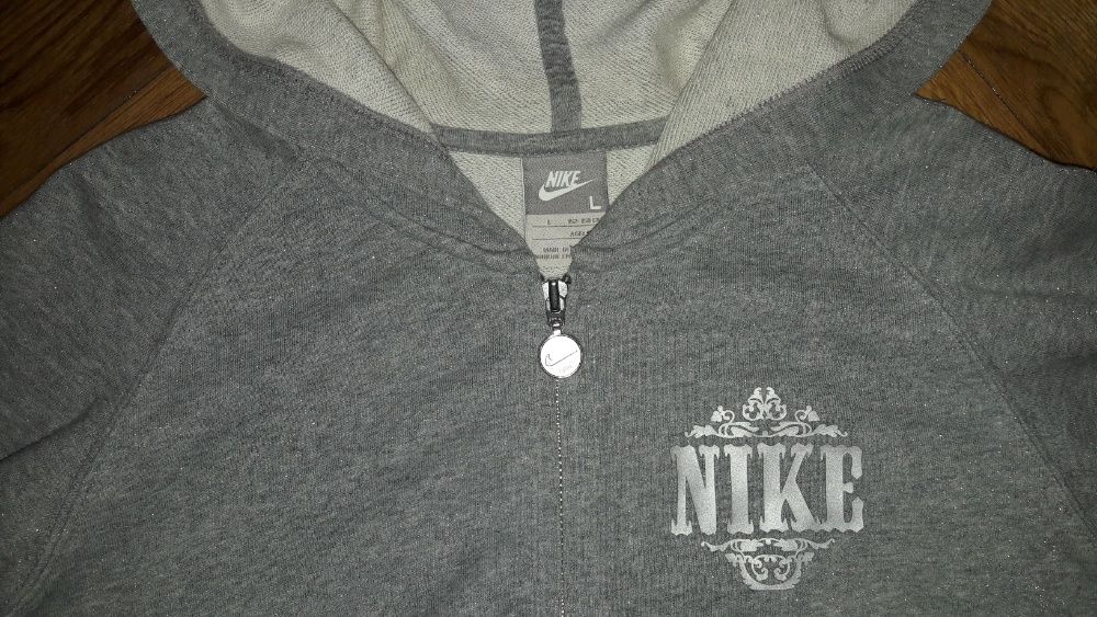 Szara rozpinana bluza z kapturem Nike | Rozmiar L | Ozdobne detale