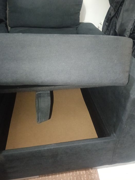 Sofá com Chaise Lounge e arrumação