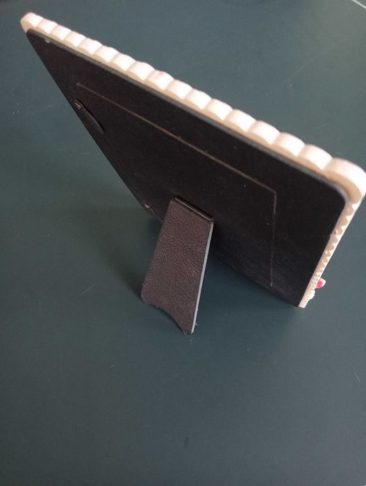 Рамка для фотографій з квітковим барельєфом