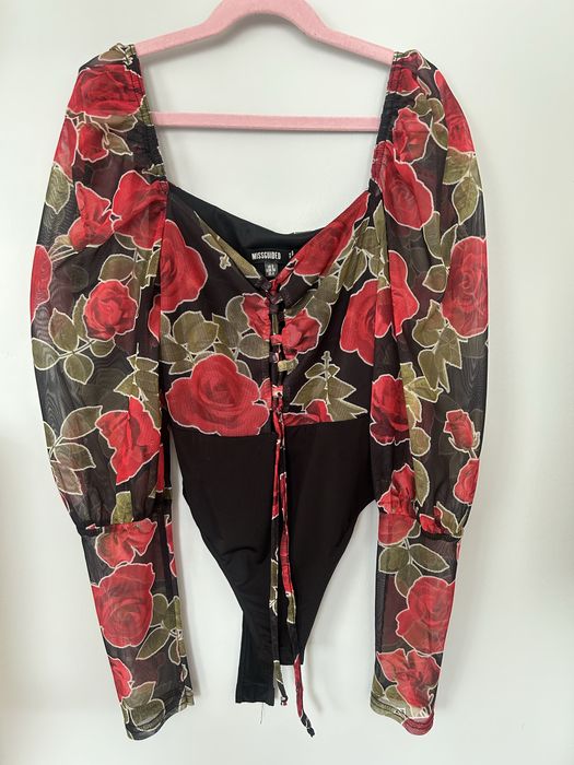 body z ozdobnym rękawem i wiązaniem