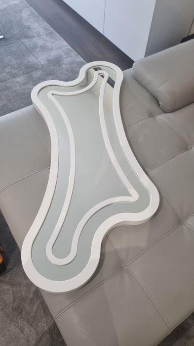 Espelho de sala lançado.