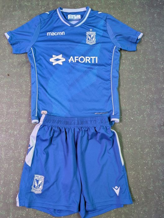 strój piłkarski firmy Macron Lech Poznań dla dziecka