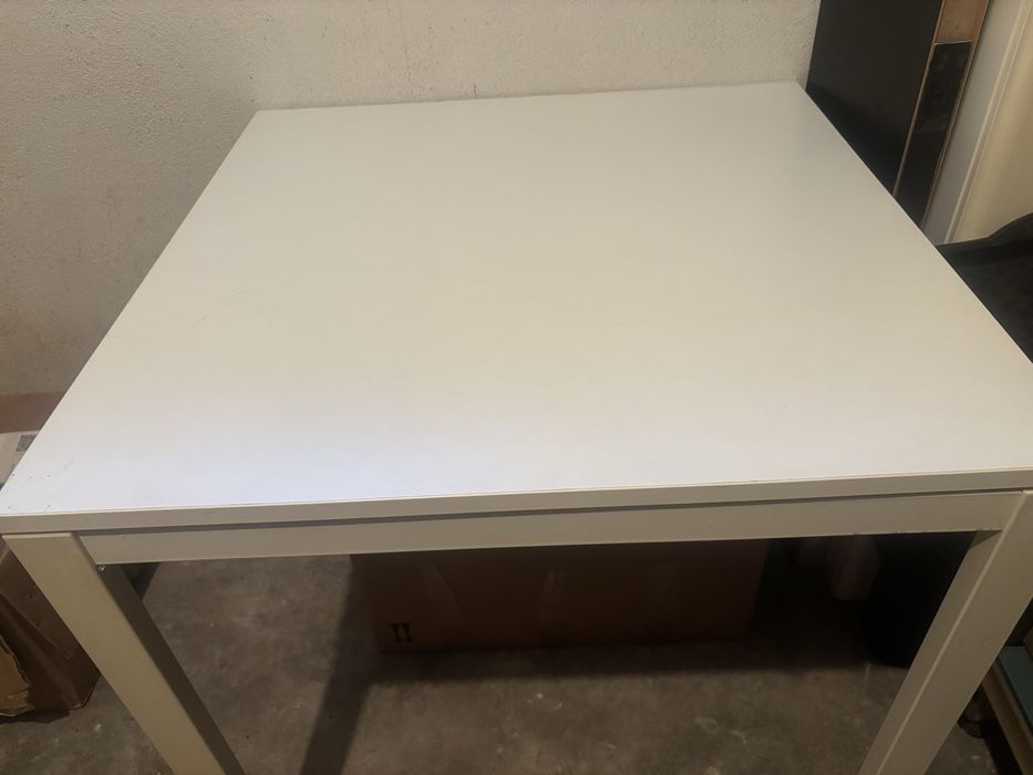 Mesa de cozinha branca quadrada