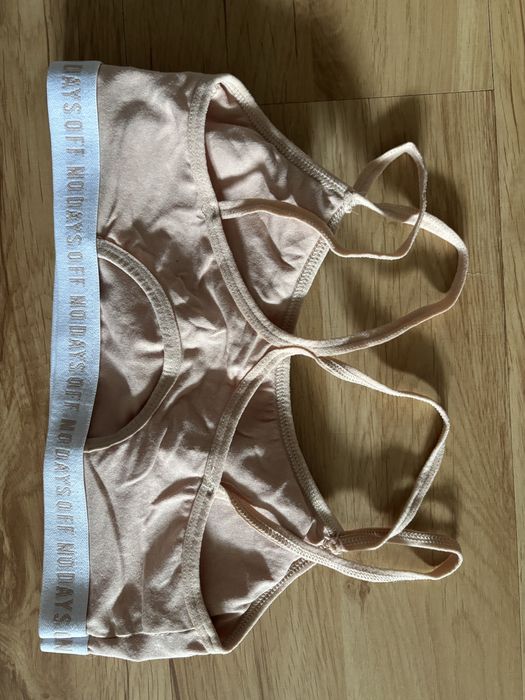 Beżpwy stanik sportowy