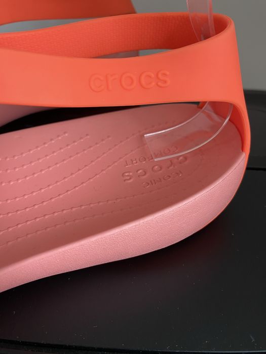 sandały Crocs Serena Embellish Flip w kolorze Bright Coral r.42/43 W11