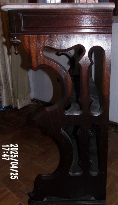 Móvel antigo de hall de entrada em madeira e mármore