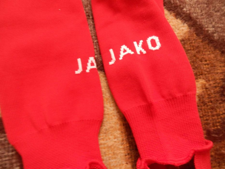 Wyprzedaż->getry piłkarskie jako czerwone ściągacze na dole