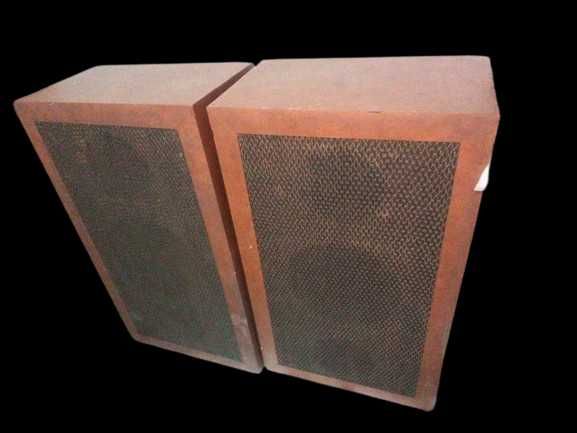 Colunas de som, grandes e fortes