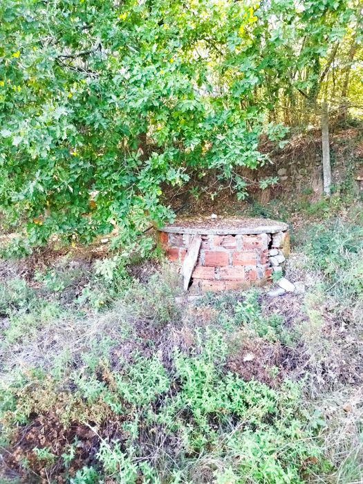 Terreno perto da barragem, sítio sossegado com 2 construções e água e eletricidade em Fornelo Arcozelo das Maias