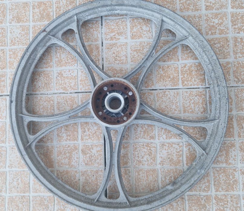 Jantes em alumínio para Peugeot 103. O preço é negociável.