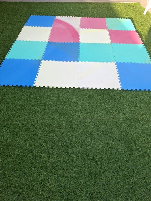 16 mosaicos  que compõem um  tapete, com 59cm cada