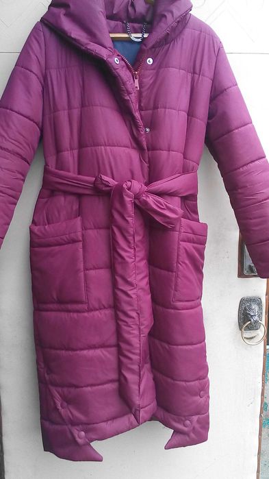 Дуже гарна подовжена зимова куртка