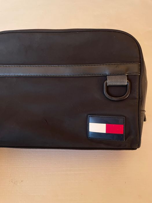 Bolsa de higiene pessoal (nécessaire) Tommy Jeans preta