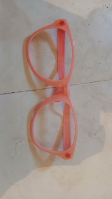 Óculos rosa grandes.