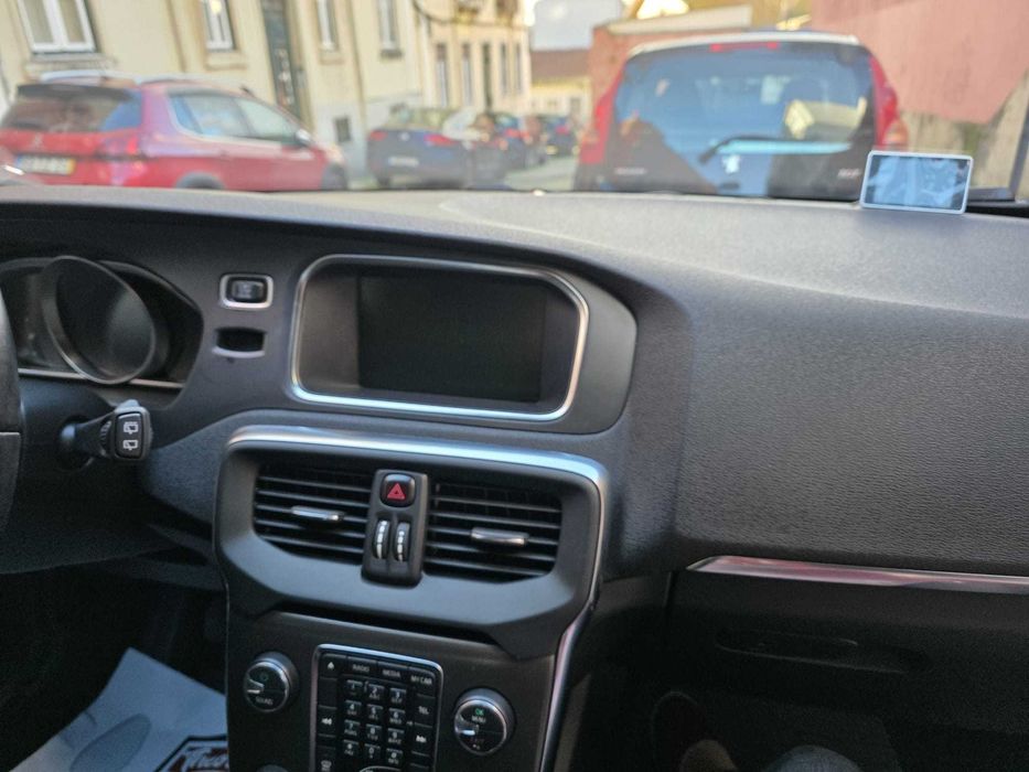 Volvo V40 D2 (2014) – Impecável | 125.000 km