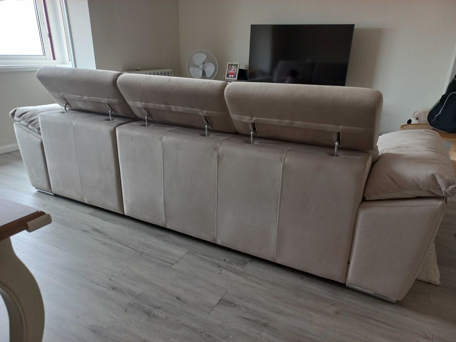 Sofá com chase longue impermeabilizado, assentos extensíveis, encostos reclináveis em 8 níveis, muito confortável, quase novo