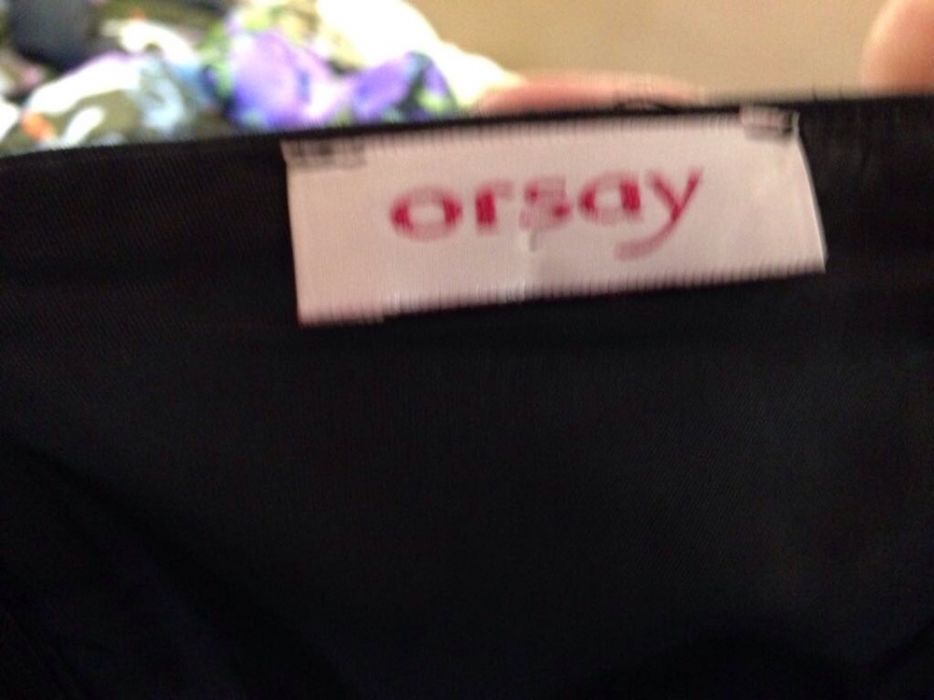 Sukienka z koronkowymi falbankami czarna ORSAY 38