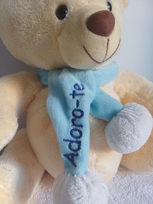 Urso de peluche com cachecol