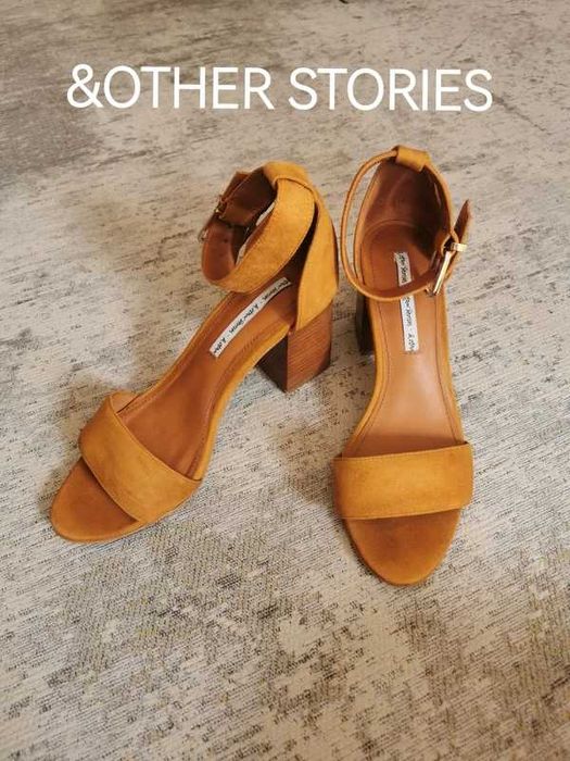 Zamszowe sandały camel brązoworude trendy na słupku & Other Stories