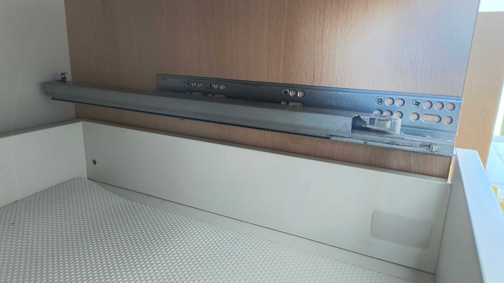 Meble do pokoju (płyta jasny dąb Egger, zawiasy Hafele)