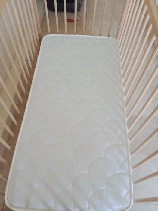 Cama de bebê com colchão