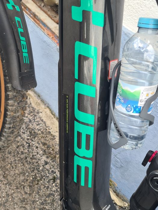 Bicicleta eléctrica marca cube semi nova com motor bosch