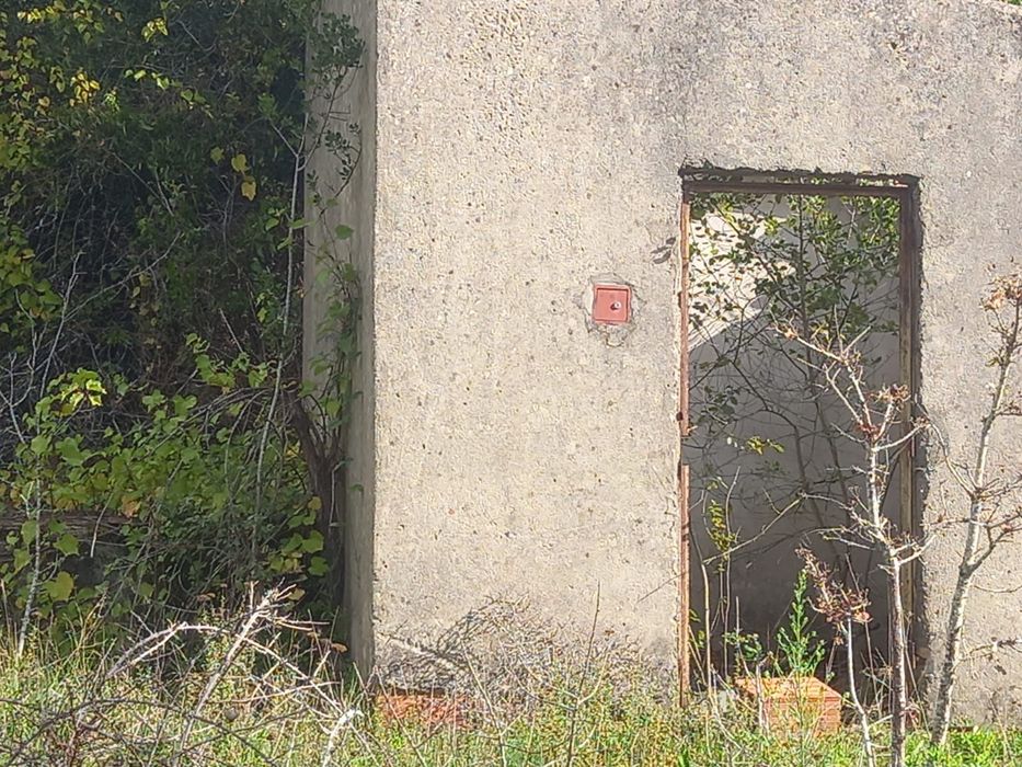 Vende se terreno com moradia em construção  Ribas de Baixo Fanhões