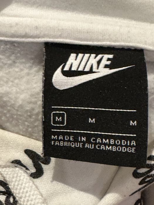Nike bluza biała w monogramy z kapturem z nadrukiem