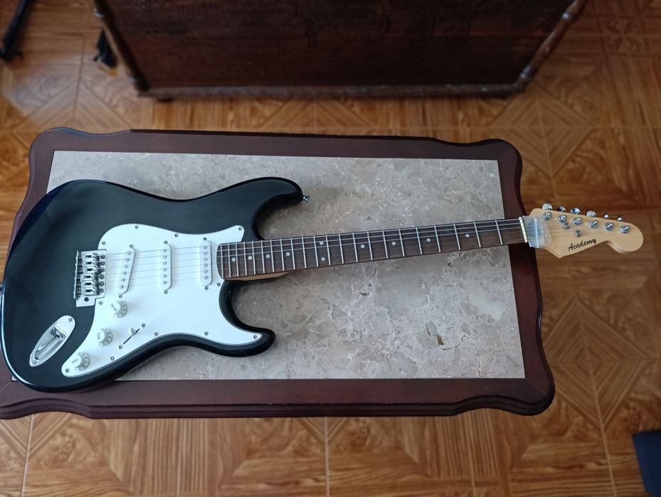 Guitarra elétrica, como nova.