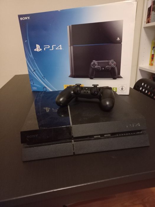 PS4 500GB com comando e 10 jogos