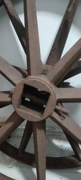 2 Rodas de ferro maciço antigas ,
