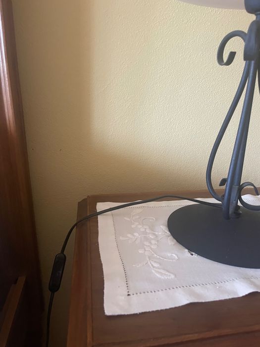 Candeeiro de mesa em vidro e ferro forjado