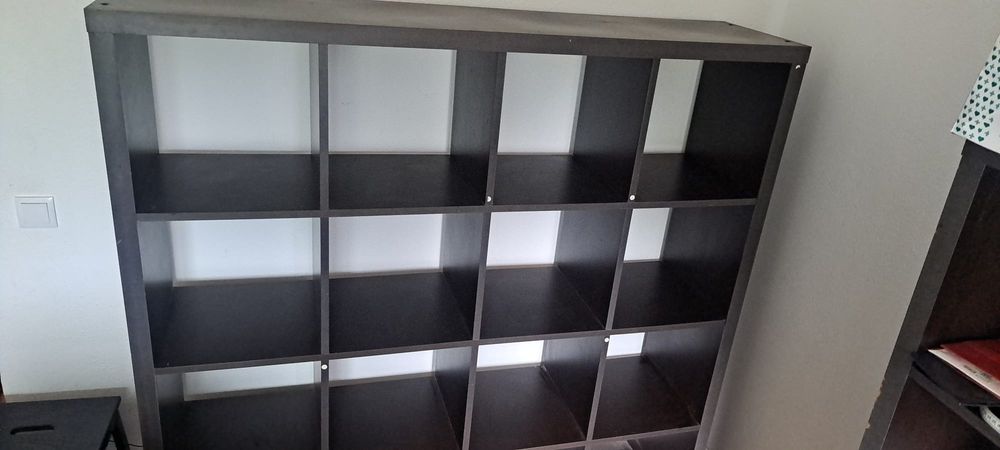 2 estantes quadradas em wengue