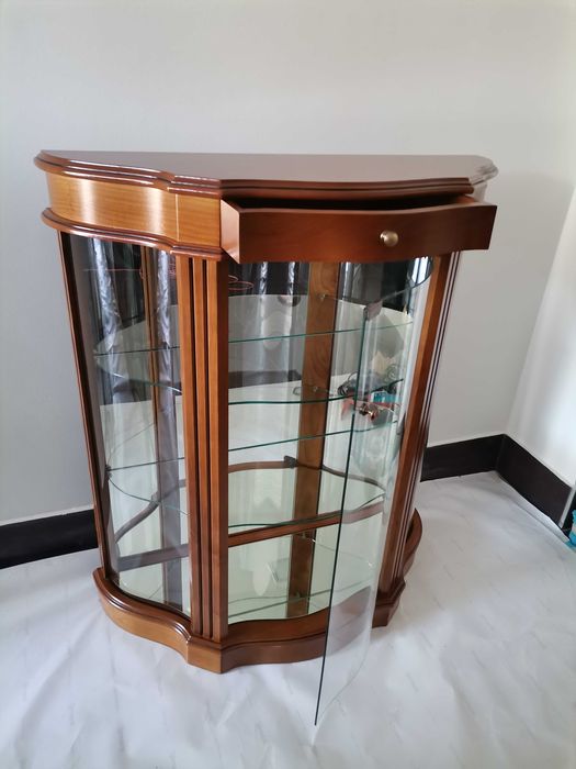 Vitrine em Madeira como Nova