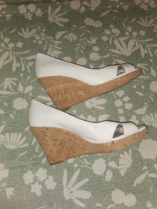 Sapatos brancos Foreva cunha em cortiça