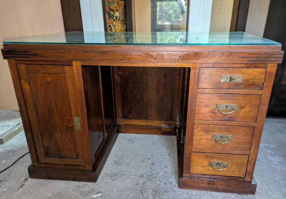 Secretária com tampo em vidro